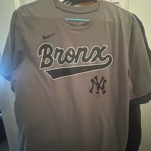 Nike Bronx Graphic Tee in Gray